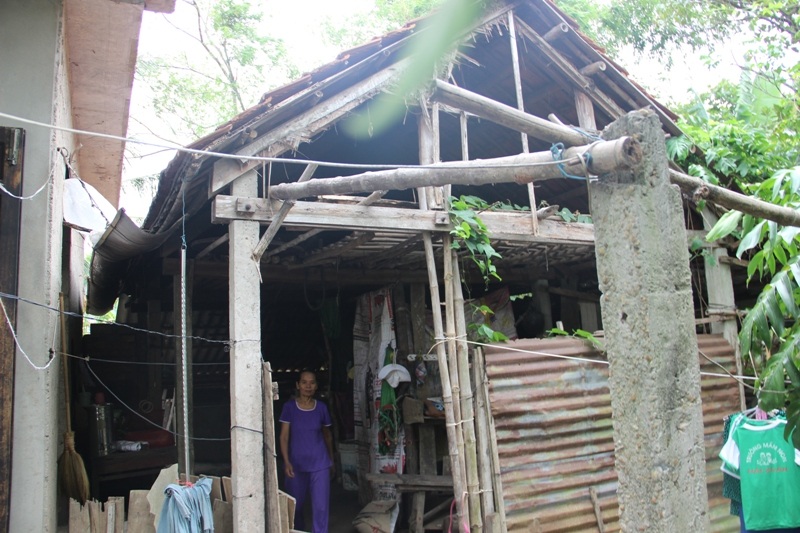 
Căn nhà bếp hết sức tuềnh toàng mà gia đình không có điều kiện để sửa chữa khi mùa mưa đến gần
