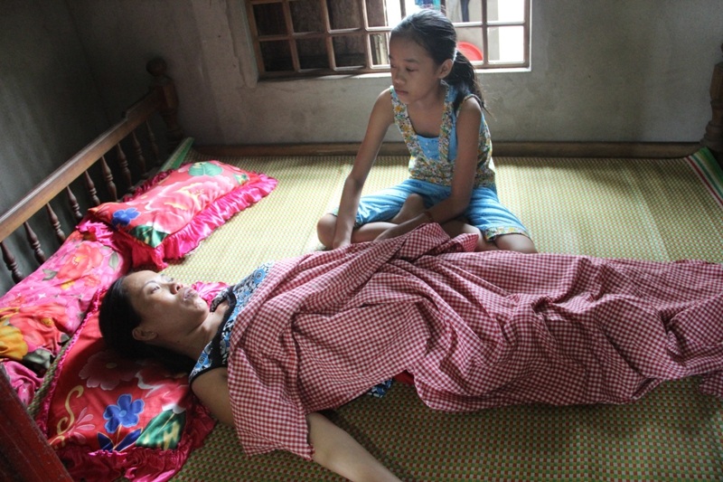 
Những lúc chị Bính kiệt sức, em gái Hoài cũng phải giúp chị chăm sóc mẹ
