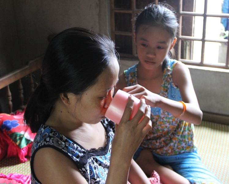 
Mỗi khi bị choáng, ngất xỉu, chị chỉ uống chút nước lọc rồi gượng dậy làm việc bình thường
