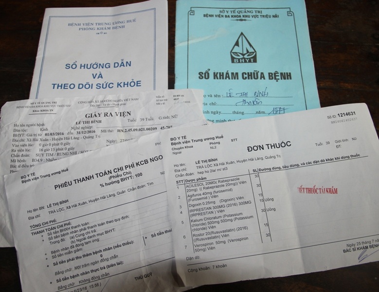 
Những phiếu khám bệnh, giấy ra viện, đơn thuốc đề cập đến bệnh tật của chị Bính
