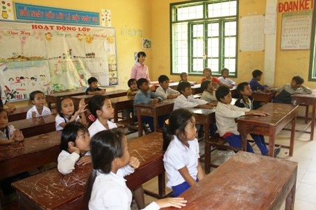 Vào đầu mỗi năm học, các giáo viên dạy học ở miền núi phải vất vả đi đến từng bản để vận động học sinh đến trường.
