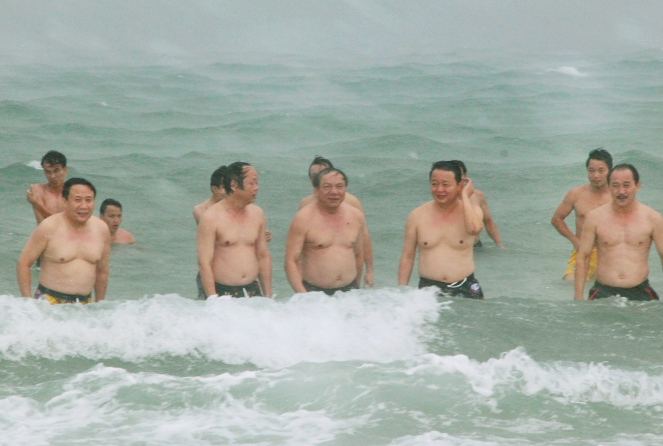 
Bộ trưởng Trần Hồng Hà (thứ hai từ phải sang) tắm biển tại Cửa Việt, Quảng Trị
