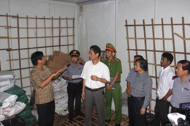 Tiêu hủy 60 tấn hải sản thu mua từ thời điểm cá chết trắng biển - 1 Sau khi xác định 20 tấn cá bị nhiễm Phenol, các cơ quan liên ngành tại Quảng Trị đã về trực tiếp kiểm tra và niêm phong