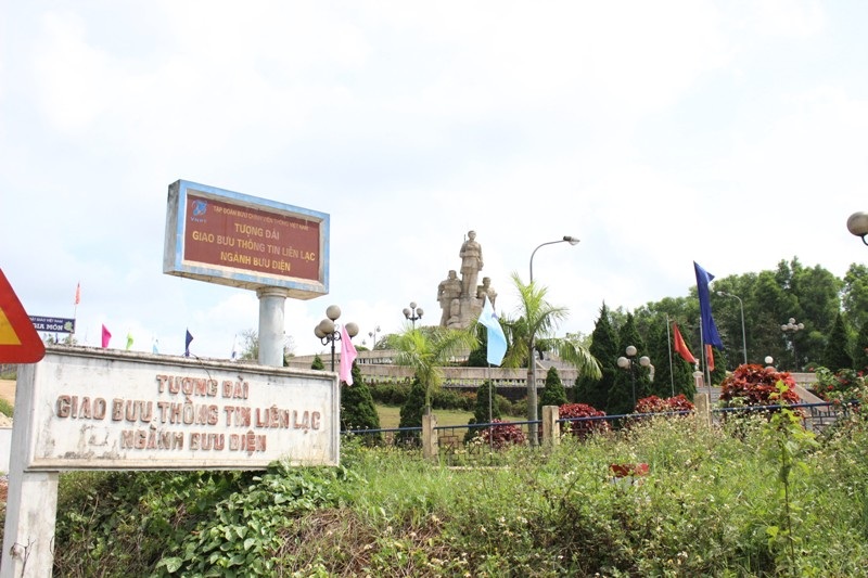 Tượng đài giao bưu thông tin liên lạc được xây dựng ngay trên tuyến hàng rào điện tử Macnamara