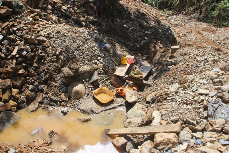 Sau khi vàng tặc rút đi, người dân bản địa cũng quay lại để mót vàng