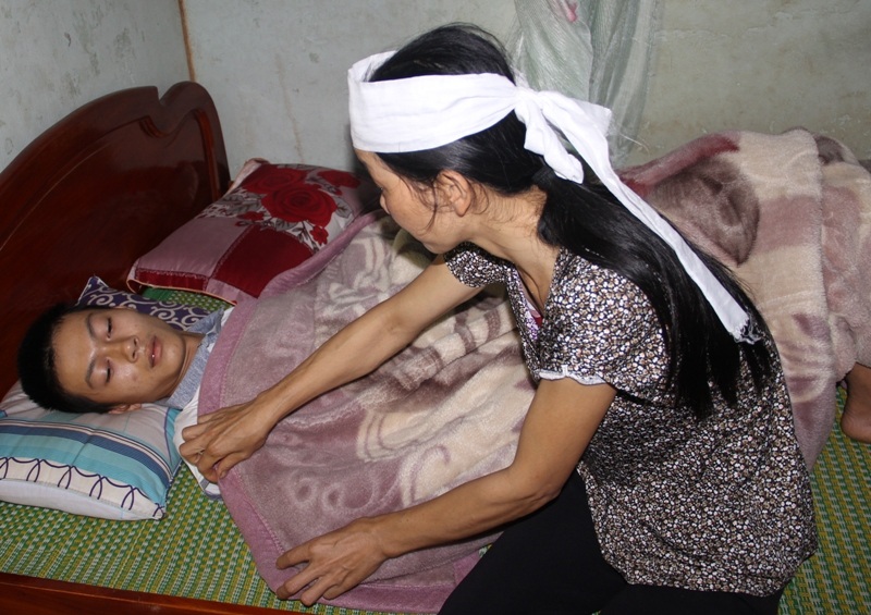 
Các con là niềm hy vọng lớn nhất đối với chị đều gặp tai nạn. Chị Chúc chăm sóc cháu Hiếu bị chấn thương não
