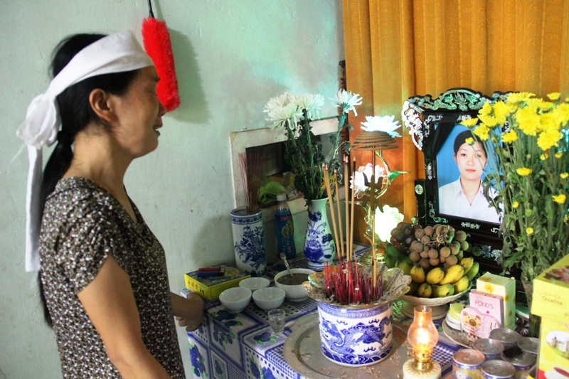 
Tai ương liên tục đổ xuống đôi vai gầy của người phụ nữ
