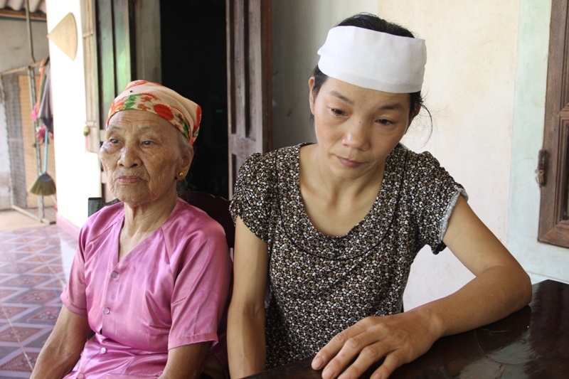 
Dù sức khỏe yếu, có triệu chứng bị bệnh tim nhưng chị Chúc cũng gắng gượng nuôi mẹ già và các con
