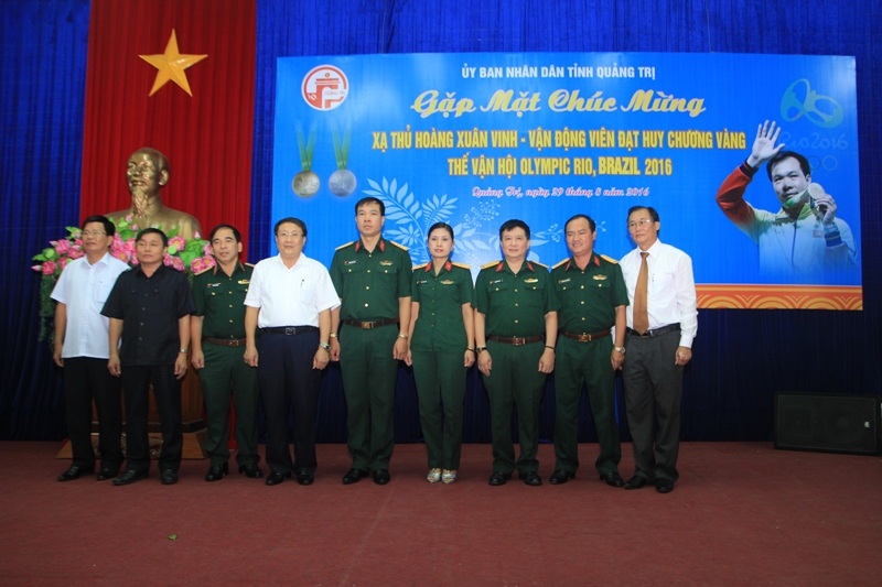 
Lãnh đạo tỉnh&nbsp;và các sỹ quan quân đội nơi anh công tác chụp ảnh lưu niệm với 2 vợ chồng anh Vinh (Ảnh: Tiến Nhất)
