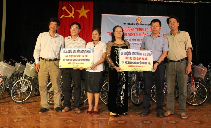 Trao tượng trưng 300 cặp sách đến học sinh 2 huyện Đakrông và Hướng Hóa.