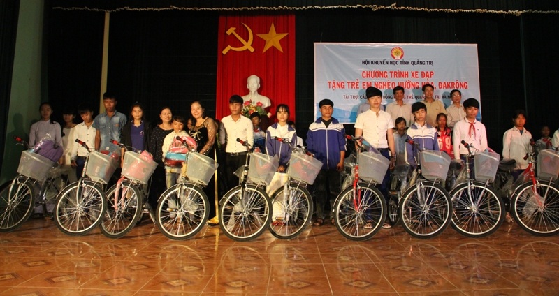 Đại diện Hội Khuyến học tỉnh và CLB đồng hương Quảng Trị tặng xe đạp cho học sinh nghèo.