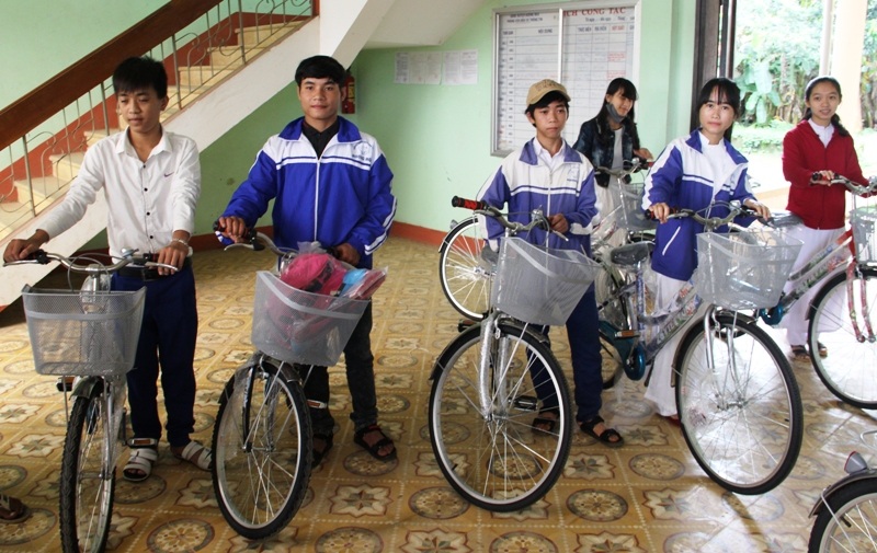 Những học sinh vùng khó khăn vui mừng đón nhận xe đạp mới.