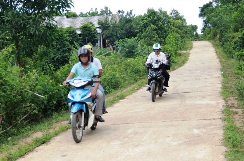 Cán bộ truyền thông Y tế sử dụng loa để thông báo người dân về bệnh Viêm gan A và các biện pháp phòng tránh