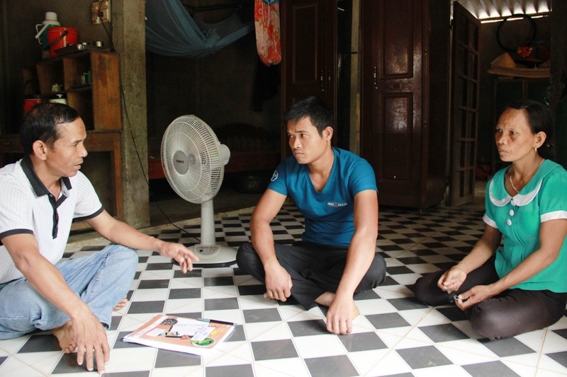 Cán bộ Y tế xã đến từng nhà dân để tuyên truyền, hướng dẫn cách phòng tránh bệnh
