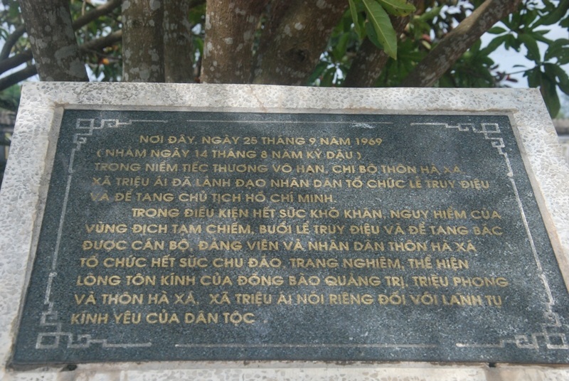 Tấm bia ghi rõ thời gian Chi bộ Hà Xá và nhân dân tổ chức lễ truy điệu và để tang Bác Hồ khi nhận được tin Người mất