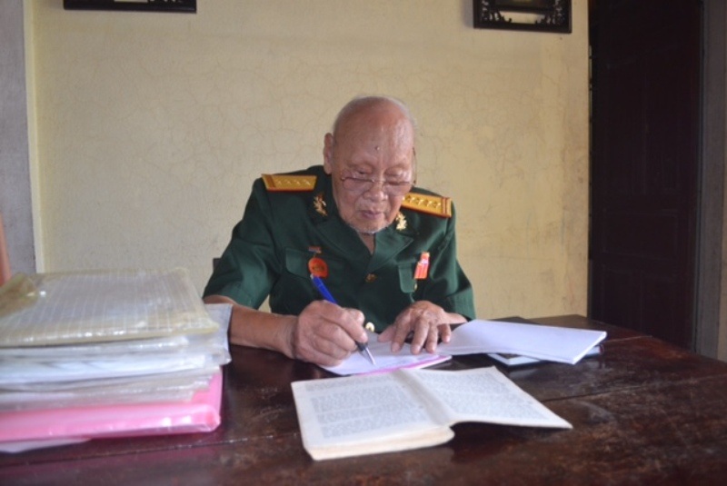 Dù bước qua tuổi 90 nhưng ông Hiền vẫn rất minh mẫn, vẫn nghiên cứu tài liệu, sách báo thường xuyên