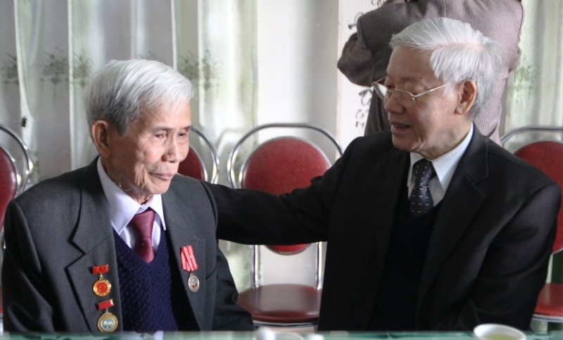 Bâng khuâng cảm xúc ngày Quốc khánh đầu tiên - 1 Tổng Bí thư Nguyễn Phú Trọng gặp các cán bộ lão thành cách mạng, trong đó có ông Hoàng Kim Phùng trong chuyến vào làm việc tại tỉnh Quảng Trị