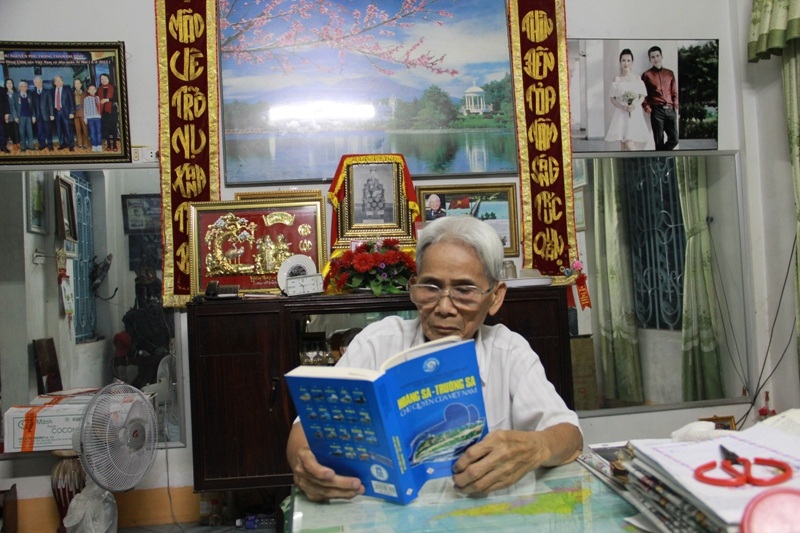 Mặc dù nghỉ hưu nhưng ông Phùng vẫn dõi theo sự phát triển, thay đổi của quê hương