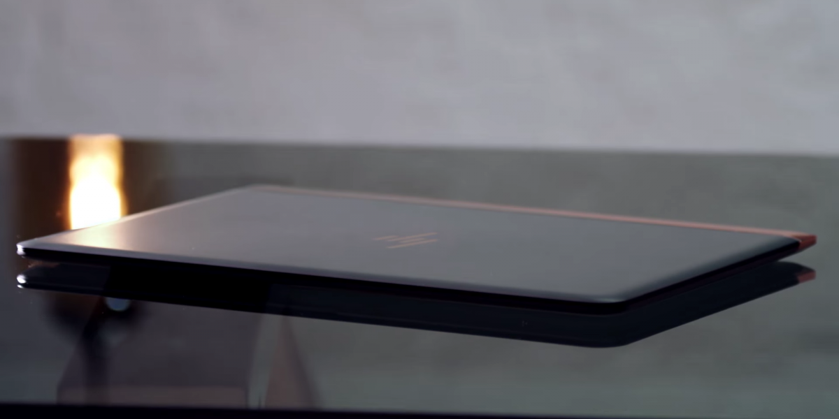 Với độ mỏng chỉ 10.4mm, HP Spectre chính thức đánh bại MacBook Air 11-inch (17mm) và MacBook 12-inch (13mm) để trở thành laptop mỏng nhất thế giới