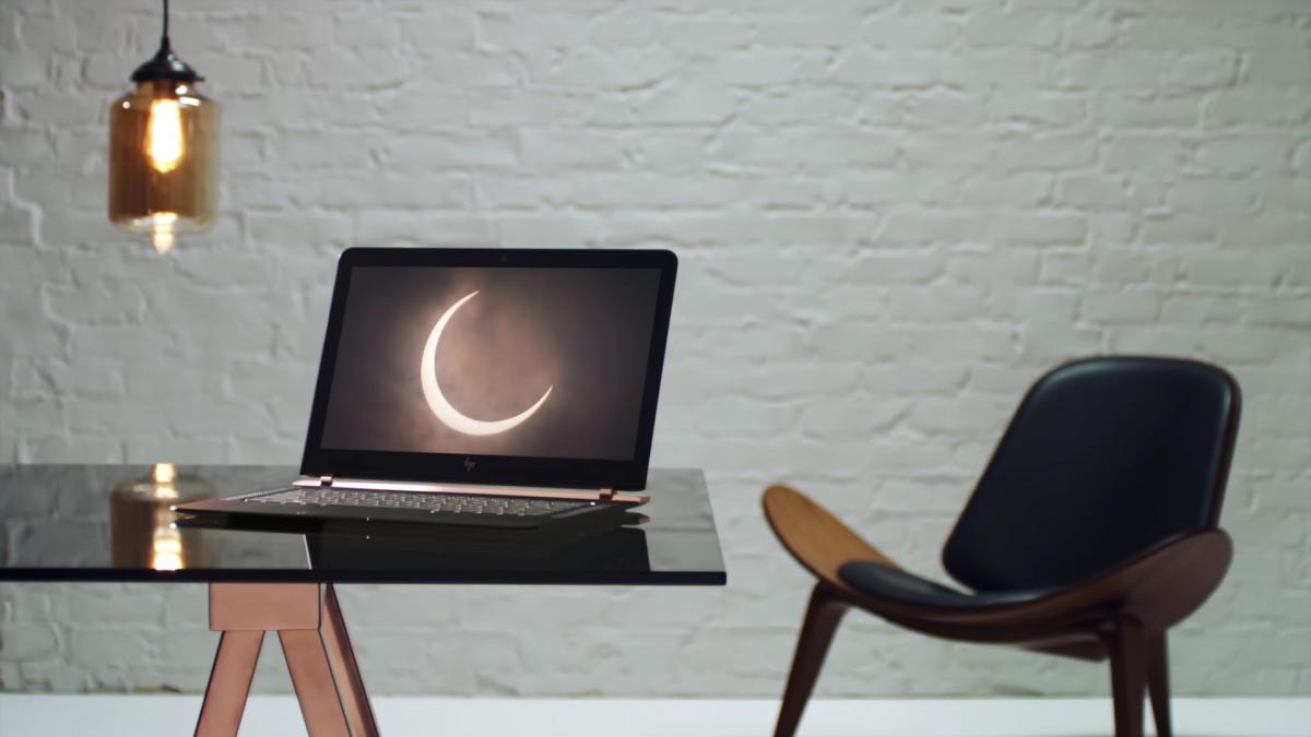 Tuy nhiên nó không phải là sản phẩm nhẹ nhất với trọng lượng 1,11kg, cao hơn đôi chút so với MacBook Air (1,07kg) và MacBook 12-inch (0,92kg)