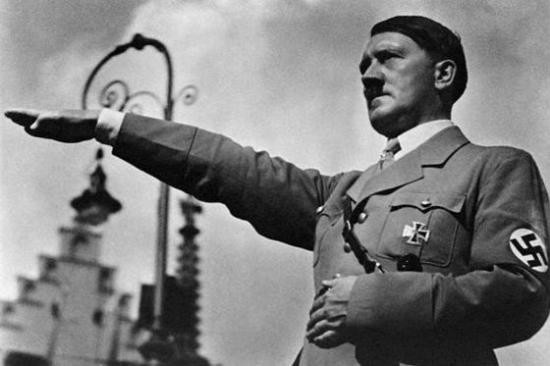 Bức tượng trùm phát xít Hitler được bán với giá kỷ lục - 1