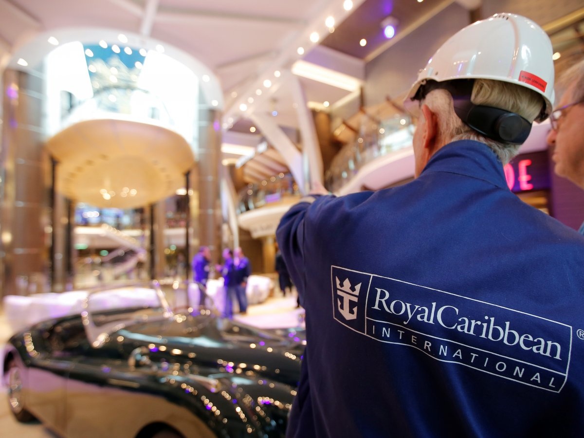 Bên trong tàu du lịch viễn dương trị giá 1 tỷ USD lớn nhất thế giới - 7 Tàu Harmony of the Seas luôn xấp xỉ hơn 2000 người phụ trách vận hành, đến từ nhiều quốc gia trên thế giới
