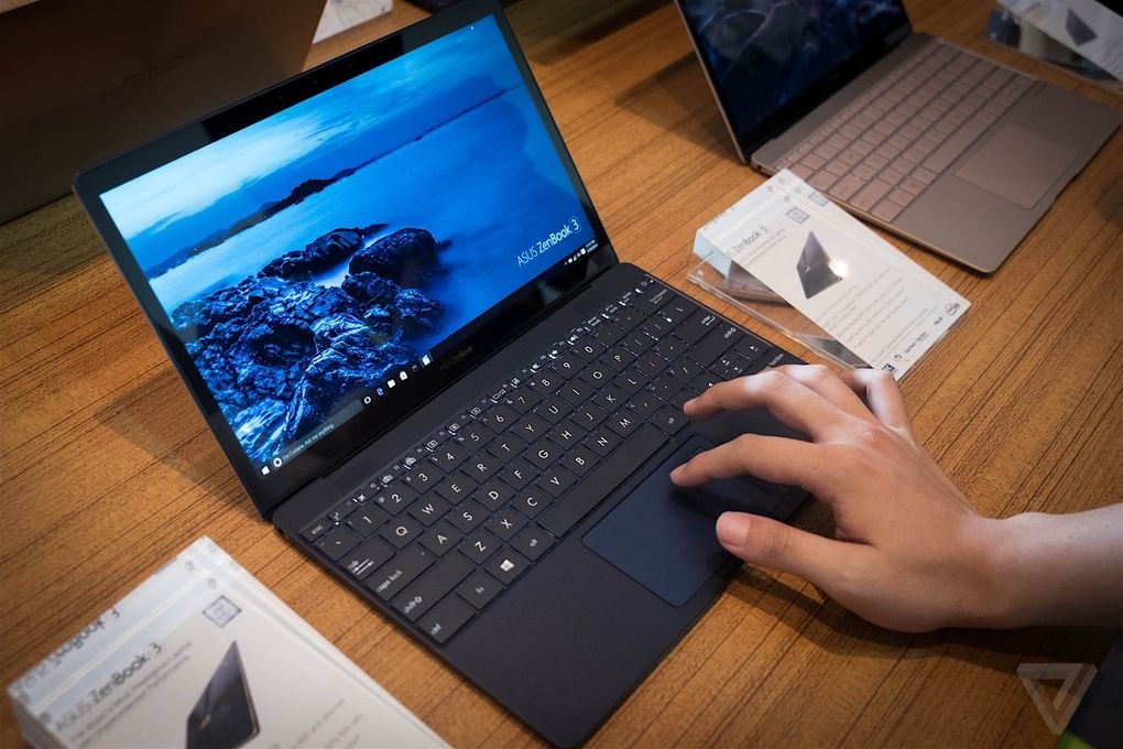 So sánh laptop mỏng nhất thế giới của Asus với Macbook mới nhất của Apple - 3 So sánh laptop mỏng nhất thế giới của Asus với Macbook mới nhất của Apple - 3