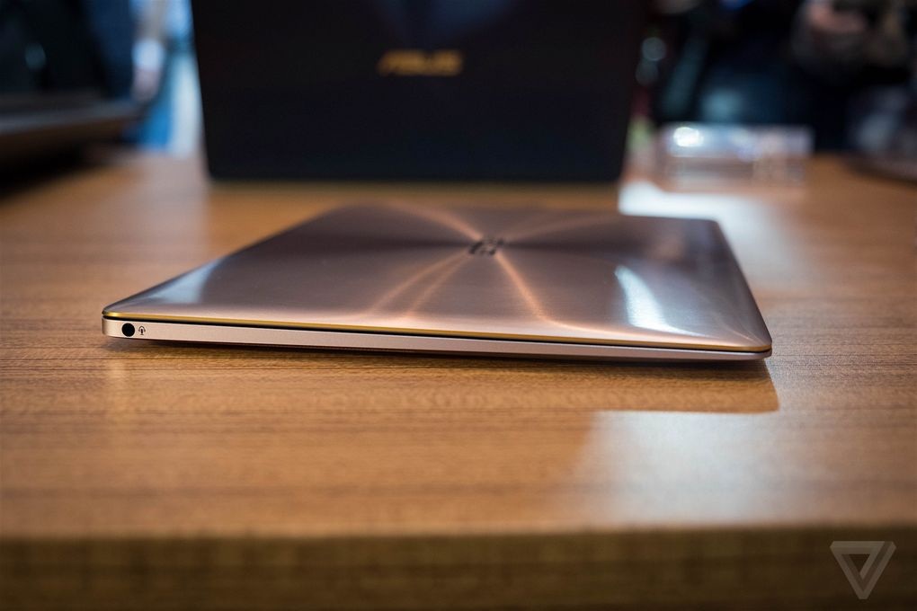 So sánh laptop mỏng nhất thế giới của Asus với Macbook mới nhất của Apple - 4 So sánh laptop mỏng nhất thế giới của Asus với Macbook mới nhất của Apple - 4