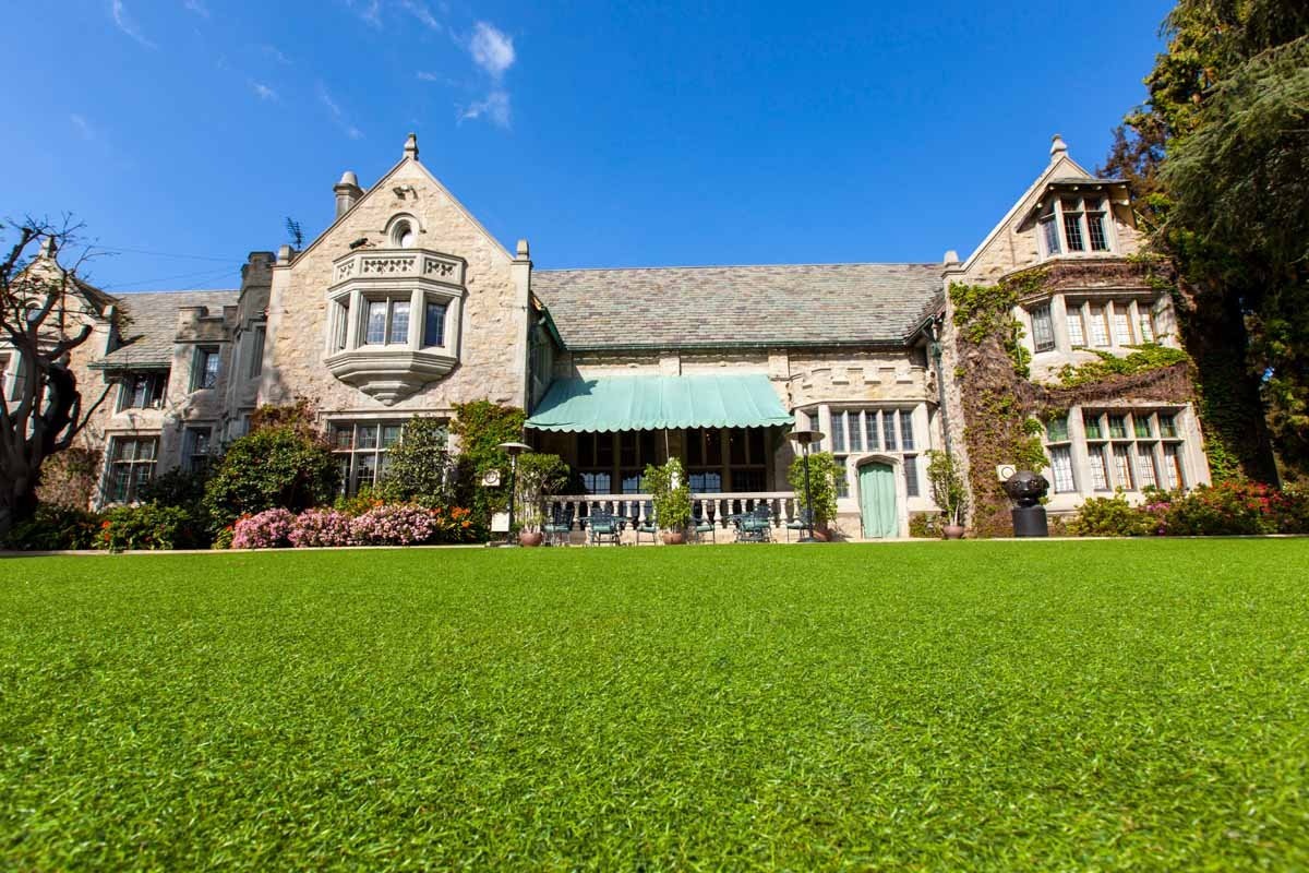 Ông chủ tạp chí Playboy bán biệt thự trị giá 200 triệu USD cho hàng xóm - 10 Trước đây, Hugh Hefner chưa từng có ý định muốn bán căn biệt thự của mình, và ông đã muốn sống hết phần đời của mình tại Playboy Mansion.