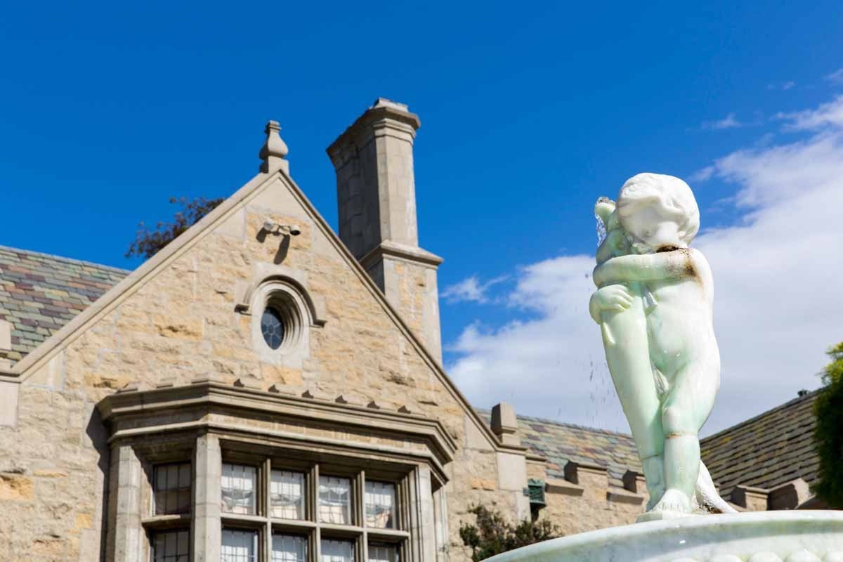 Ông chủ tạp chí Playboy bán biệt thự trị giá 200 triệu USD cho hàng xóm - 5 Biệt thự Playboy Mansion được thiết kế theo kiểu dáng Gothic Tudor từ những năm 1927, và được Hugh Hefner gìn giữ trong suốt nửa thế kỷ qua