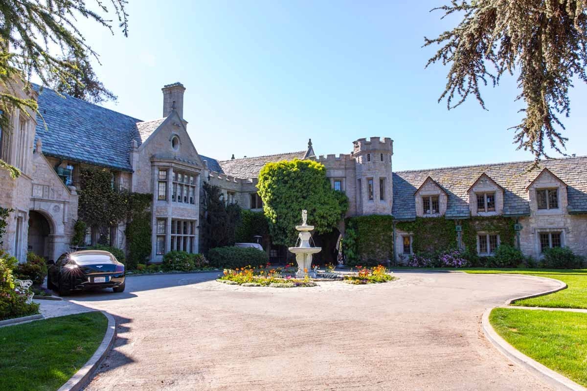 Ông chủ tạp chí Playboy bán biệt thự trị giá 200 triệu USD cho hàng xóm - 7
Playboy Mansion cũng sở hữu một sân đánh tennis, một khu rừng thuộc quyền sở hữu của gia đình, một bể bơi và một hệ thống các hang động trong lòng núi để chơi các trò chơi cùng bạn bè.