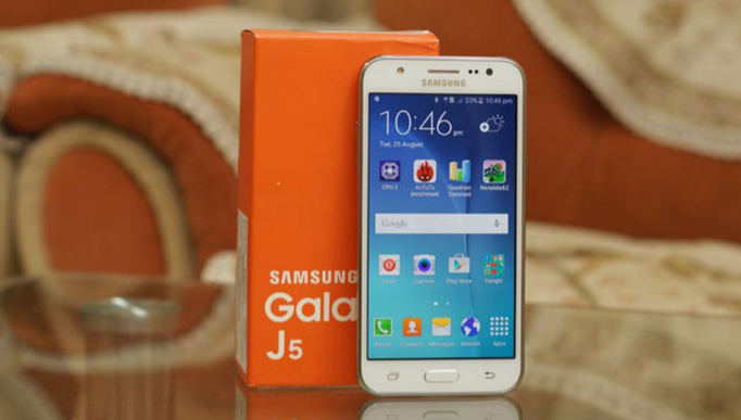 Mua smartphone nào dưới 4 triệu trong tháng 6? - 2 Galaxy J5 có thiết kế trẻ trung cùng khả năng giải trí tốt, nhưng bộ nhớ chỉ có 8 GB để người dùng lưu trữ dữ liệu