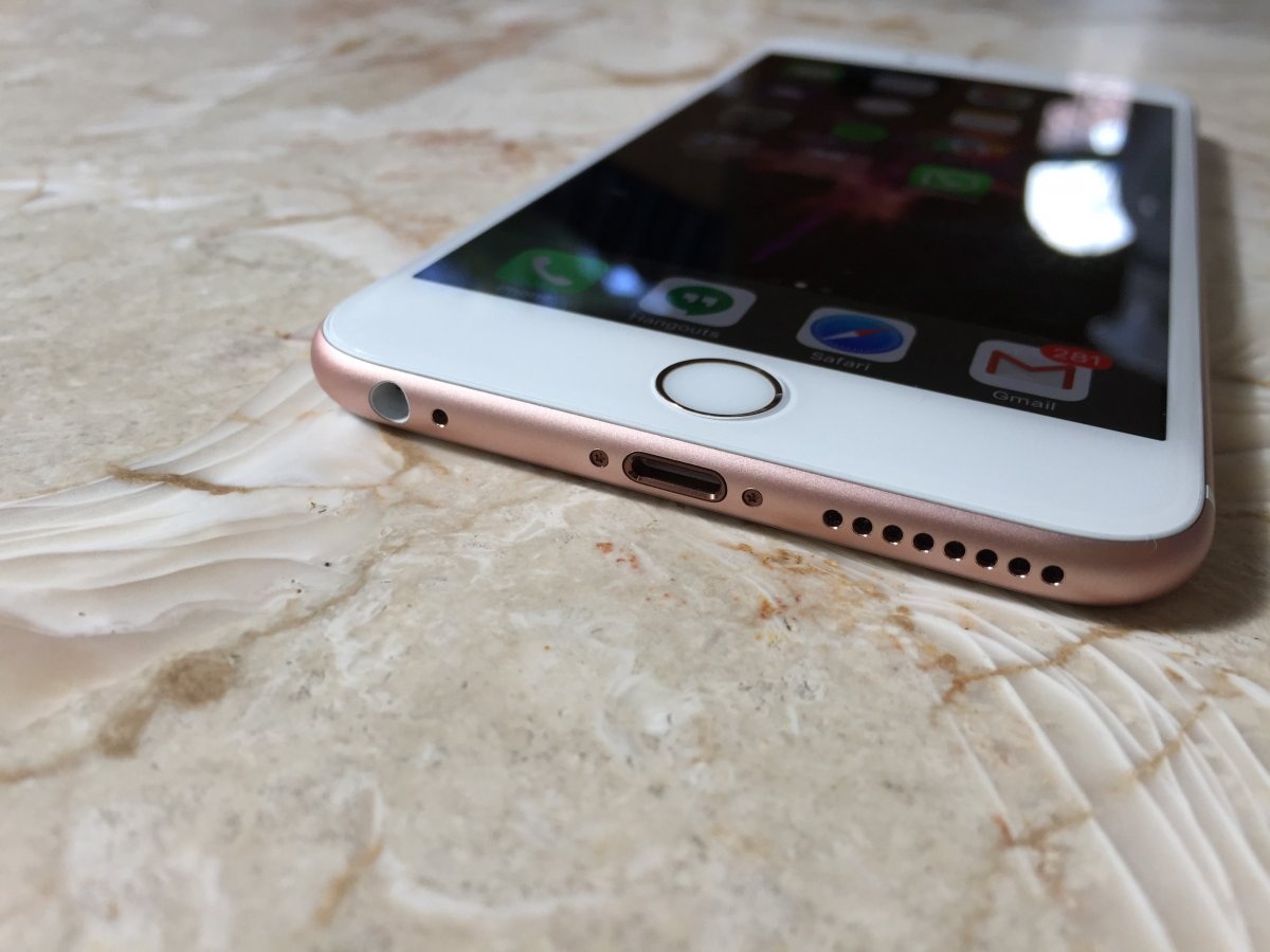 Thủ thuật đơn giản giúp bạn giải phóng tới 6GB bộ nhớ trống trên iPhone - 1 Những gì bạn cần chuẩn bị chỉ là: Chiếc iPhone của bạn, cáp sạc Lightning, và một chiếc máy tính có cài đặt iTunes