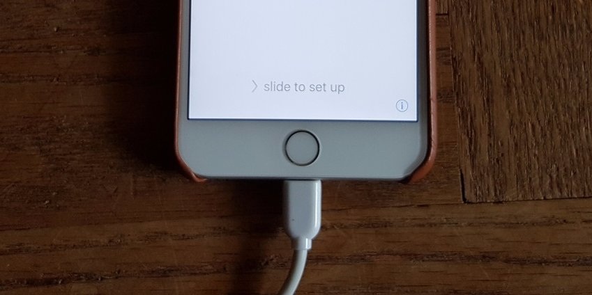 Thủ thuật đơn giản giúp bạn giải phóng tới 6GB bộ nhớ trống trên iPhone - 3 Để bắt đầu, bạn cần cắm cáp vào iPhone, và kết nối với máy tính thông qua iTunes