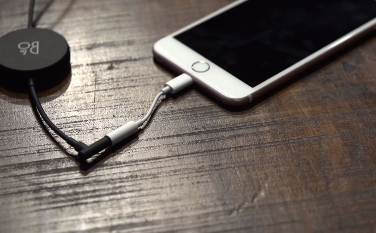 Samsung "đá xoáy" Apple về chi tiết thiếu đi jack cắm tai nghe trên iPhone 7 - 2 Sắp tới người dùng iPhone phải mang theo sợi cáp như thế này để nghe nhạc