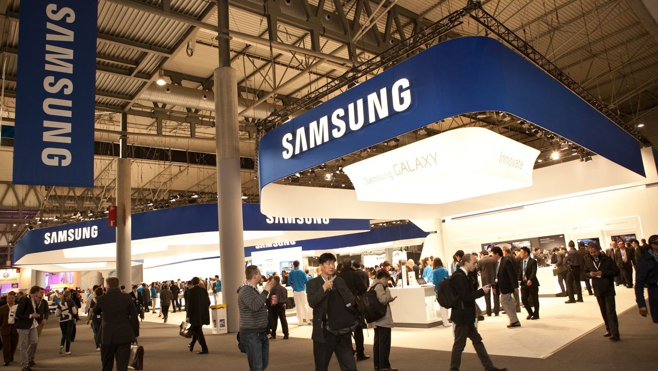 Samsung Galaxy S7 Edge là điện thoại Android bán chạy nhất năm - 2 Samsung Galaxy S7 Edge là điện thoại Android bán chạy nhất năm - 2