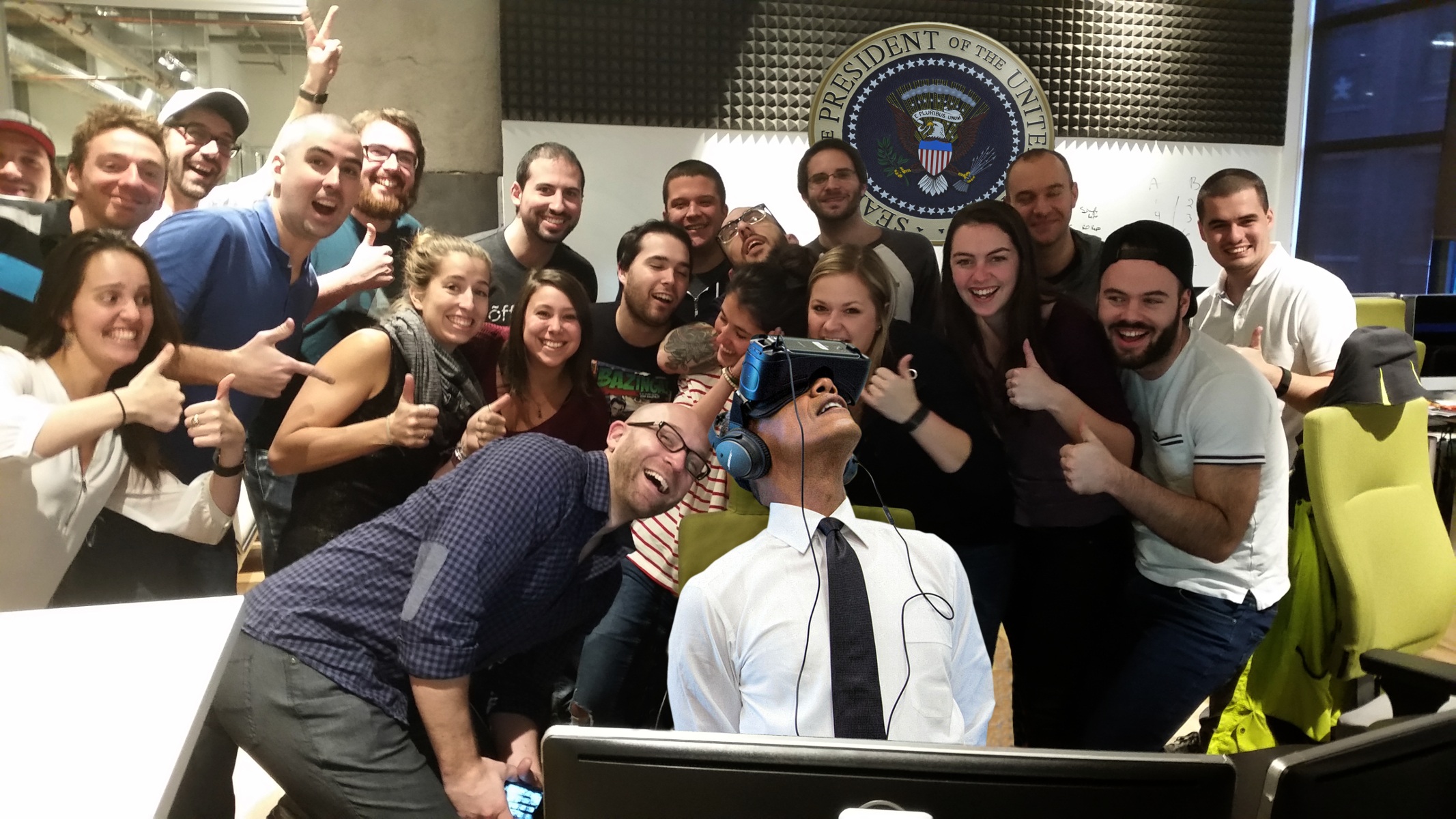Bức ảnh tổng thống Mỹ Obama dùng thử kính thực tế ảo gây sốt cộng đồng mạng - 7 Tổng thống Mỹ chụp ảnh cùng mọi người