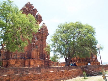 Tháp Poklongarai cách trung tâm TP Phan Rang khoảng 7km về Tây Bắc