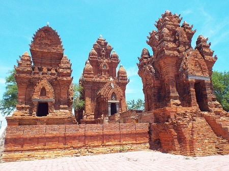 Tháp Poklongarai là một quần thể gồm 3 tháp