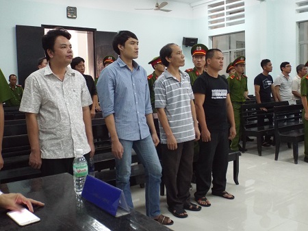 Các bị cáo tại tòa (bị cáo Hà thứ 2 tính từ bìa phải ảnh)