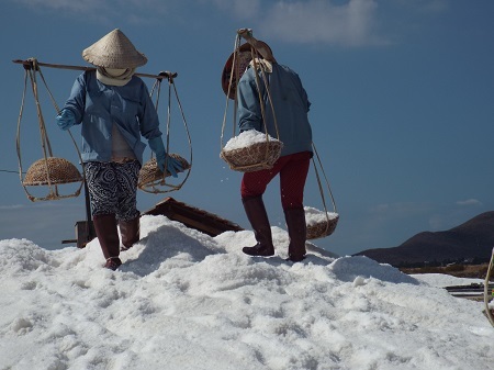 Mỗi ngày gánh muối, diêm dân được hơn 100.000 đồng (Ảnh: Viết Hảo)