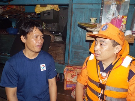 Ông Nguyễn Anh Vũ, Tổng Giám đốc Trung tâm phối hợp TKCN Hàng hải Việt Nam trao đổi với thuyền trưởng tàu cá