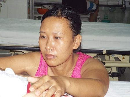 Lúc này chị đang cầu mong điều kỳ diệu đến với con gái mình