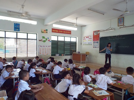 Do đặc thù sinh sống ở trên đảo nên các em học sinh đảo Trí Nguyên và các đảo khác ít tiếp cận với cái mới