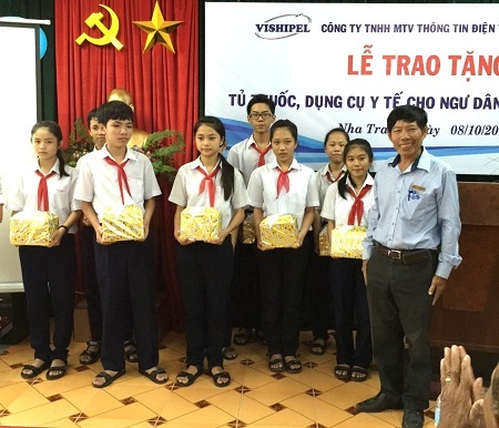 Khánh Hòa: Hỗ trợ 15 tủ thuốc, dụng cụ y tế thiết yếu cho ngư dân - 3 Dịp này, Đài TTDH Nha Trang đã trao tặng 30 suất học bổng cho học sinh là con em ngư dân
