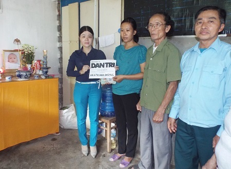 Đại diện UBND xã Phước Đồng (TP Nha Trang, Khánh Hòa) trao đến chị Hương số tiền 60.670.000 đồng, được bạn đọc ủng hộ trong tuần 1 tháng 10/2015