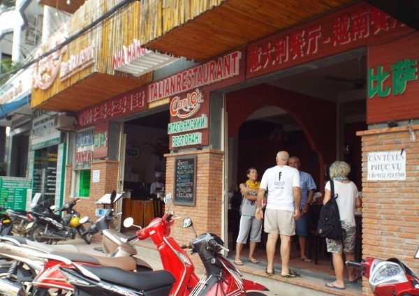 Một nhà hàng với tiếng Trung Quốc được quảng cáo rất to và được làm nổi bật ở phố Tây Nha Trang