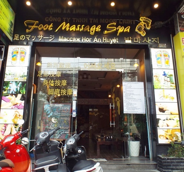 Rất khó để tìm ra tiếng Việt, ngoại trừ tên doanh nghiệp được ghi rất nhỏ ở phía Trên. Tiếng Trung Quốc được ghi nổi bật ở phía trái cánh cửa