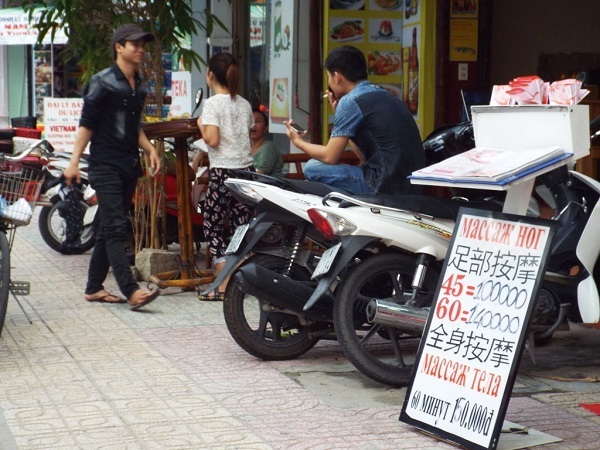 Đi trên đường phố Nha Trang nhưng người ta rất khó để tìm thấy tiếng Việt trên các biển tiếp thị, quảng cáo kiểu như thế này. Tiếng Trung Quốc được ghi công khai, còn Tiếng Việt thì không như thế?