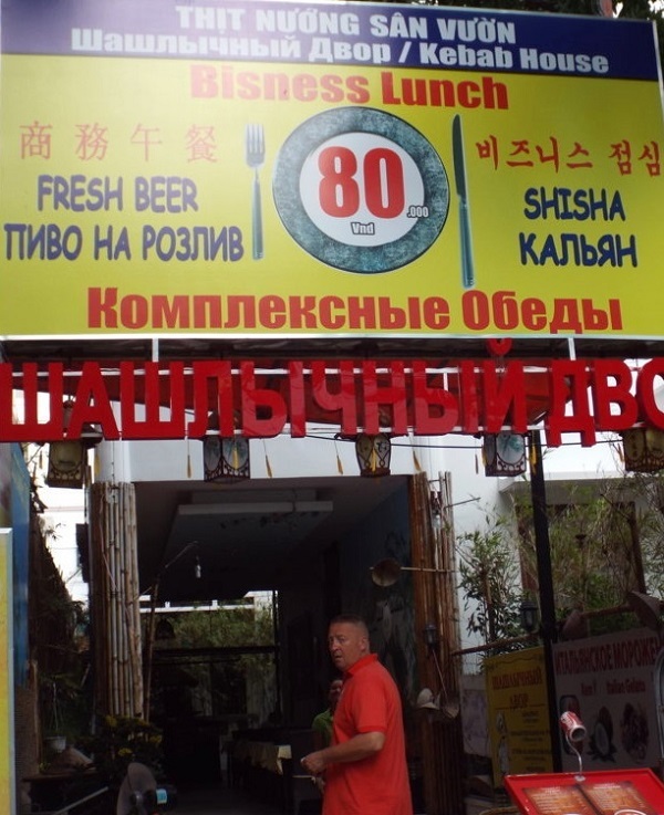 Các tiếng Trung Quốc và Nga to hơn rất nhiều so với tiếng Việt được ghi có vẻ rất hạn chế về số tiền ở giữa tấm biển quảng cáo